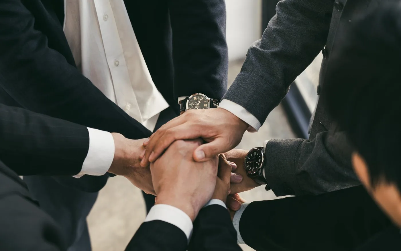Embajadores de marca — equipo uniendo las manos, estrategia de tierra