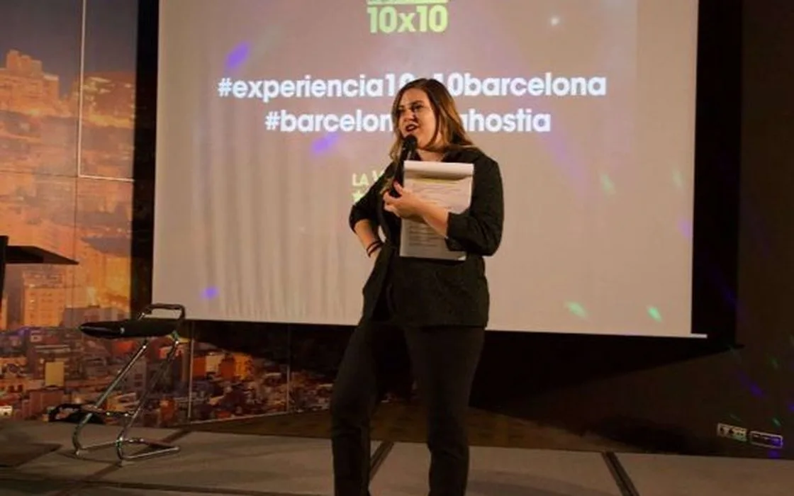 Priscila Guerrero dando una conferencia